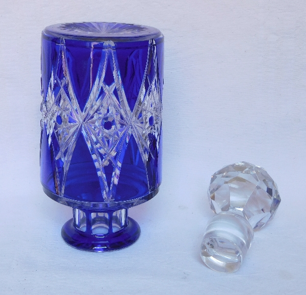 Flacon en cristal de Baccarat, rare modèle overlay bleu cobalt - 18cm