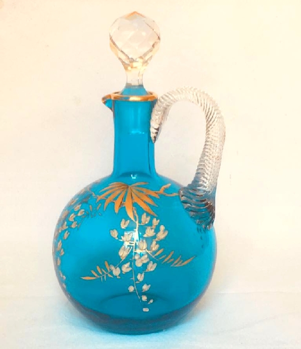 Rare carafe à liqueur en cristal de Baccarat bleu forme boule réhaussée à l'or fin, vers 1900