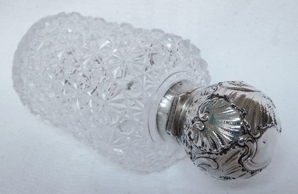 Flacon de toilette en cristal de Baccarat richement taillé, modèle Paimpol monté argent massif, poinçon Minerve