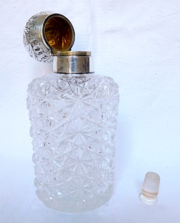 Flacon de toilette en cristal de Baccarat richement taillé, modèle Paimpol monté argent massif, poinçon Minerve