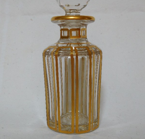 Petit flacon en cristal de Baccarat, modèle Cannelures réhaussé de filets or - 10,2cm