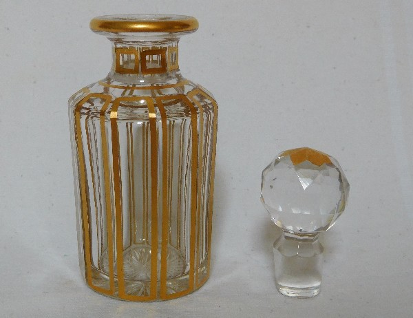 Petit flacon en cristal de Baccarat, modèle Cannelures réhaussé de filets or - 10,2cm