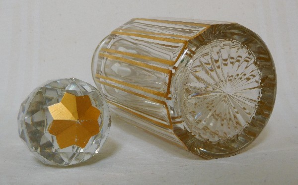 Grand flacon en cristal de Baccarat, modèle Cannelures réhaussé de filets or - 18,5cm