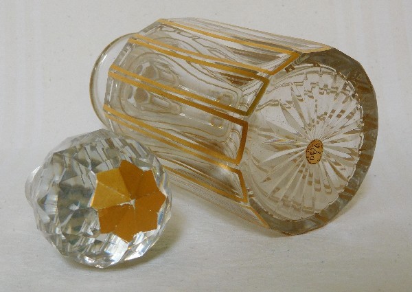 Très grand flacon en cristal de Baccarat, modèle Cannelures réhaussé de filets or avec étiquette - 17,3cm