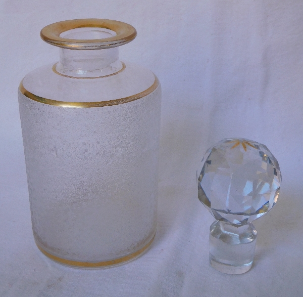 Grand flacon à parfum en cristal de Saint Louis givré, doré d'un filet à l'or fin - 17cm