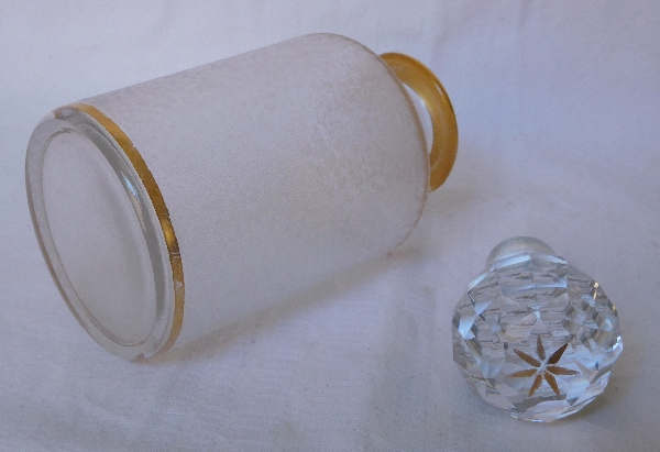 Grand flacon à parfum en cristal de Saint Louis givré, doré d'un filet à l'or fin - 17cm