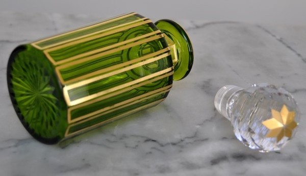 Grand flacon de toilette en cristal de Baccarat vert, filets dorés