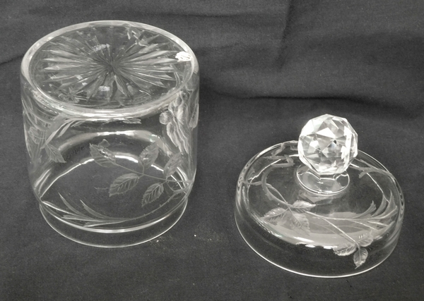 Grande boîte en cristal de Baccarat, rare modèle taillé et gravé aux Eglantiers
