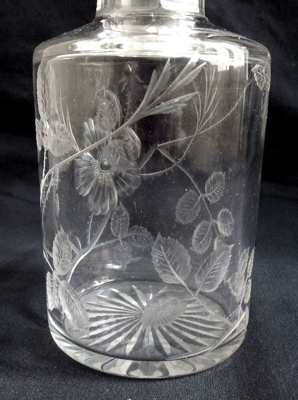 Grand flacon en cristal de Baccarat, rare modèle taillé et gravé aux Eglantiers - 18,8cm