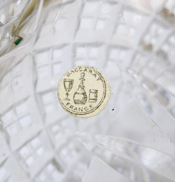 Exceptionelle carafe en cristal de Baccarat richement taillée, monture argent massif, poinçon Minerve