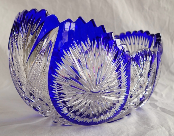 Jardinière ou coupe en cristal de Baccarat overlay bleu cobalt richement taillé