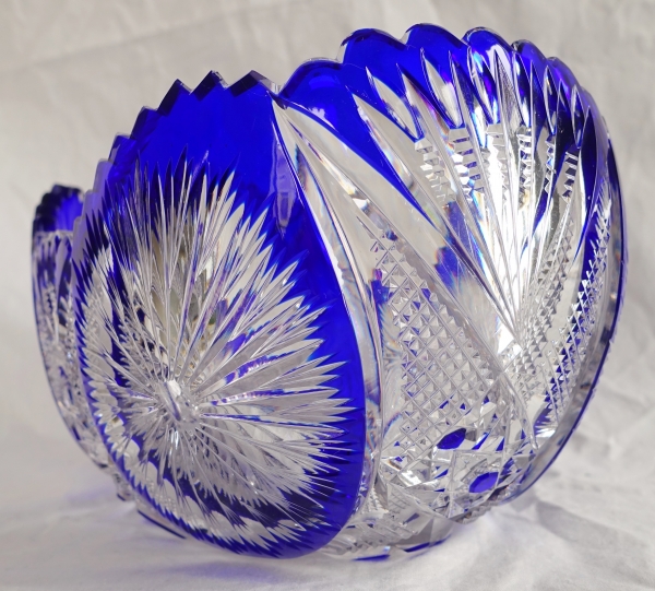 Jardinière ou coupe en cristal de Baccarat overlay bleu cobalt richement taillé