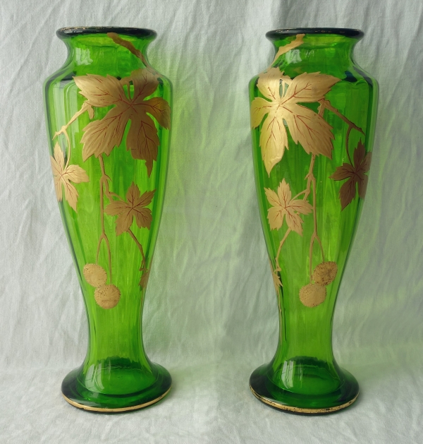 Paire de vases en cristal de Baccarat vert, modèle Platanes rehaussé à l'or fin