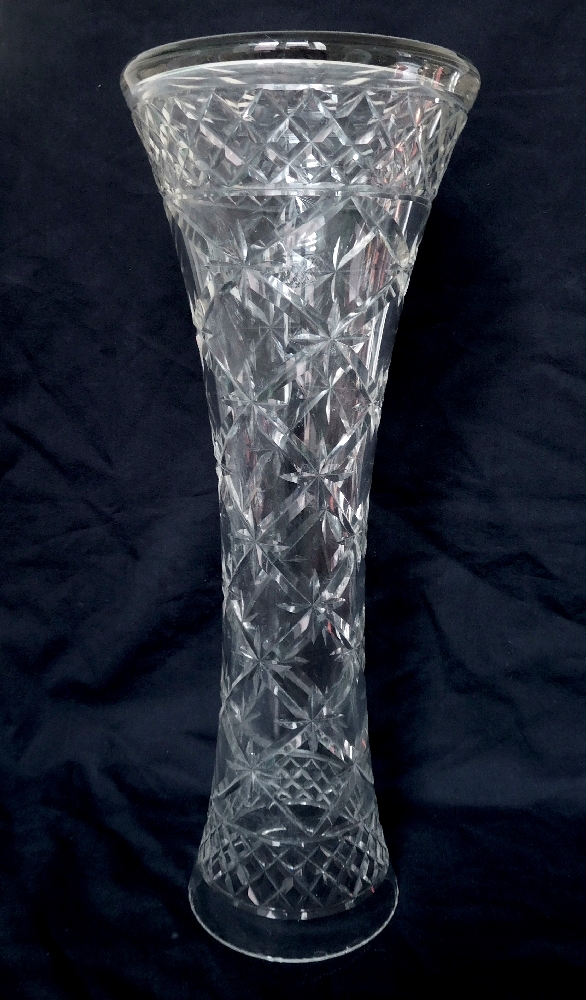 Grand vase en cristal taillé de Baccarat, 40cm
