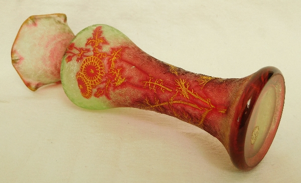 Rare vase en cristal de Baccarat multi-couches aux chardons rouge, vert et doré
