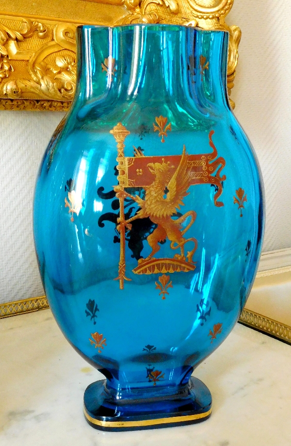 Grand vase en cristal de Baccarat bleu turquoise, décor héraldique émaillé et doré, époque XIXe vers 1880
