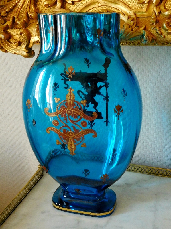Grand vase en cristal de Baccarat bleu turquoise, décor héraldique