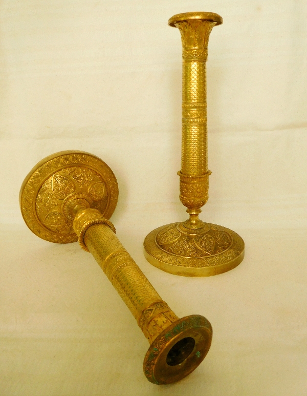 Paire de bougeoirs / flambeaux en bronze ciselé et doré au mercure, époque Empire