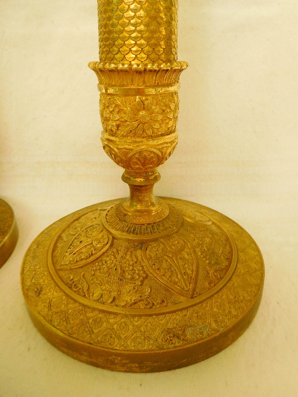 Paire de bougeoirs / flambeaux en bronze ciselé et doré au mercure, époque Empire