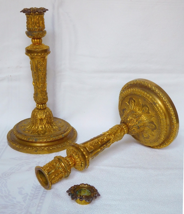 Paire de flambeaux / bougeoirs en bronze ciselé et doré de style Régence, attribués à Sormani