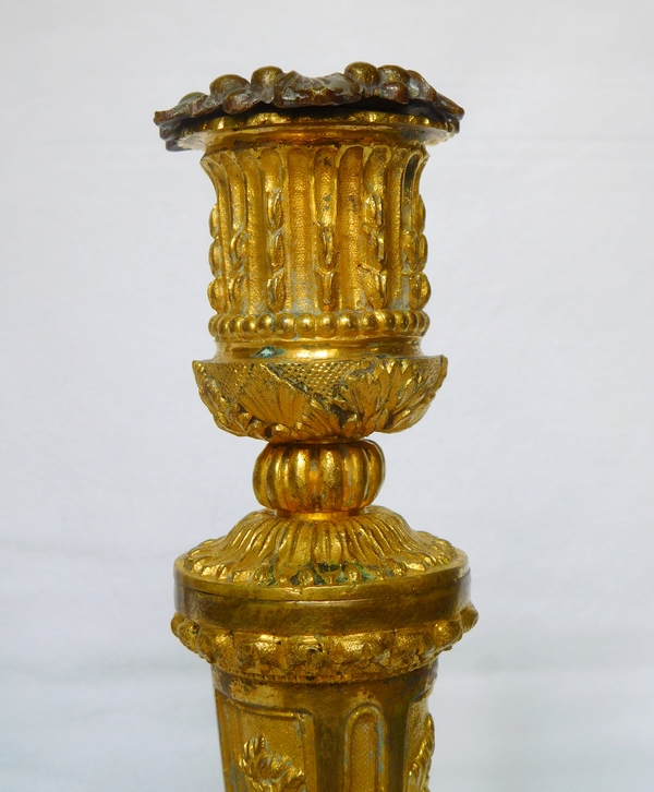 Paire de flambeaux / bougeoirs en bronze ciselé et doré de style Régence, attribués à Sormani