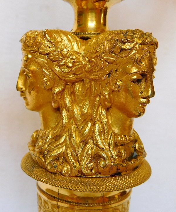 Paire de candélabres d'époque Consulat en bronze doré au mercure à bustes de femmes