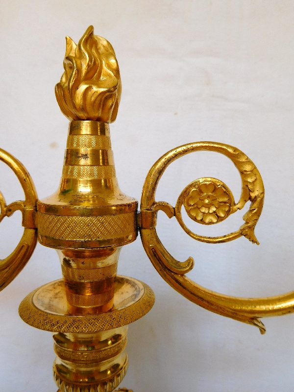 Paire de candélabres d'époque Consulat en bronze doré au mercure à bustes de femmes