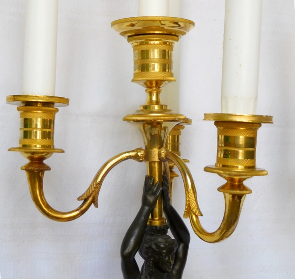 Paire de candélabres 4 feux en bronze patiné et doré au mercure d'époque Empire Restauration