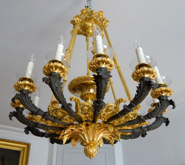 Grand lustre à 12 feux d'époque Restauration en bronze patiné et doré, vers 1830