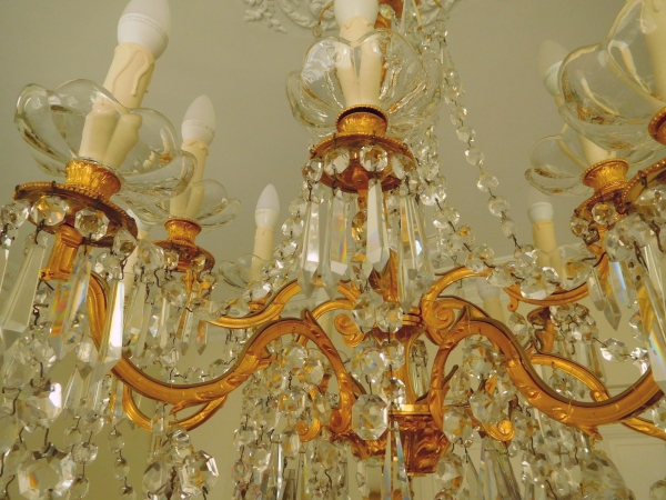 Lustre à 12 feux de style Louis XVI en cristal de Baccarat et bronze doré