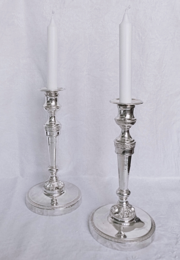 Paire de bougeoirs en bronze argenté d'époque Empire