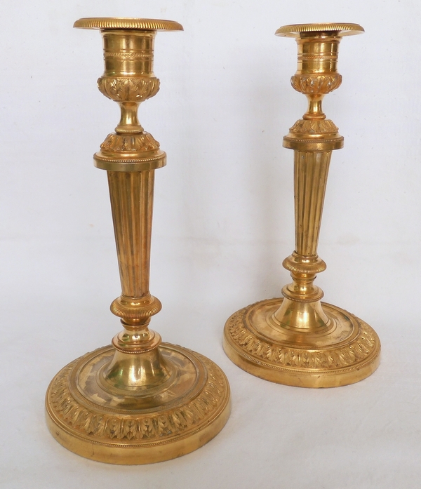 Paire de bougeoirs Louis XVI, modèle du Château de Fontainebleau - bronze doré au mercure