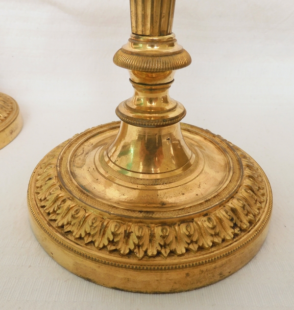 Paire de bougeoirs Louis XVI, modèle du Château de Fontainebleau - bronze doré au mercure