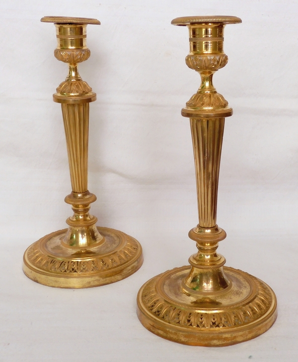 Paire de bougeoirs Louis XVI, modèle du Château de Fontainebleau - bronze doré au mercure