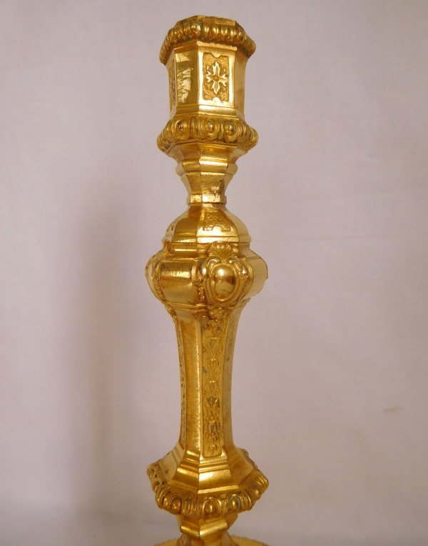 Paire de bougeoirs / flambeaux de style Louis XIV Régence en bronze ciselé et doré à l'or fin