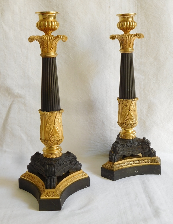 Paire de bougeoirs flambeaux tripodes en bronze patiné et doré au mercure, époque Empire Restauration