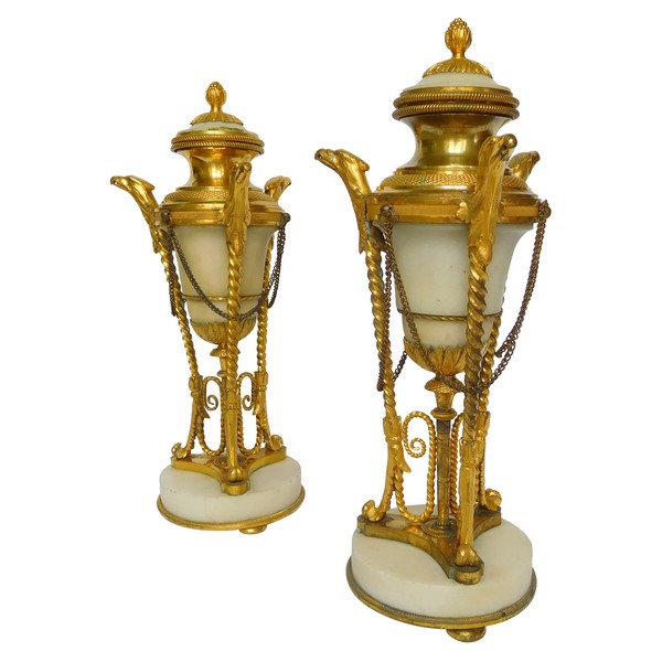 Paire de cassolettes à bougeoirs renversés en bronze doré et marbre, style Louis XVI