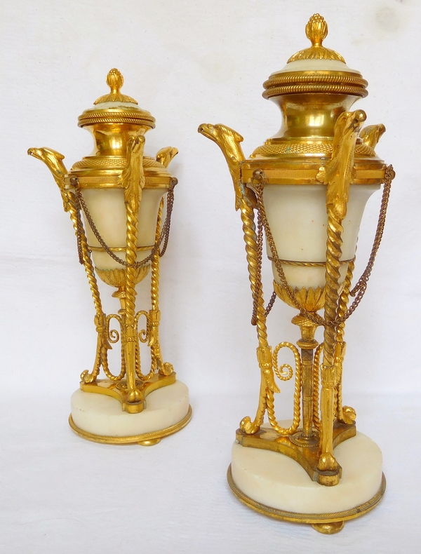 Paire de cassolettes à bougeoirs renversés en bronze doré et marbre, style Louis XVI