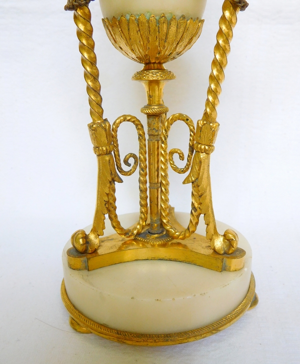 Paire de cassolettes à bougeoirs renversés en bronze doré et marbre, style Louis XVI