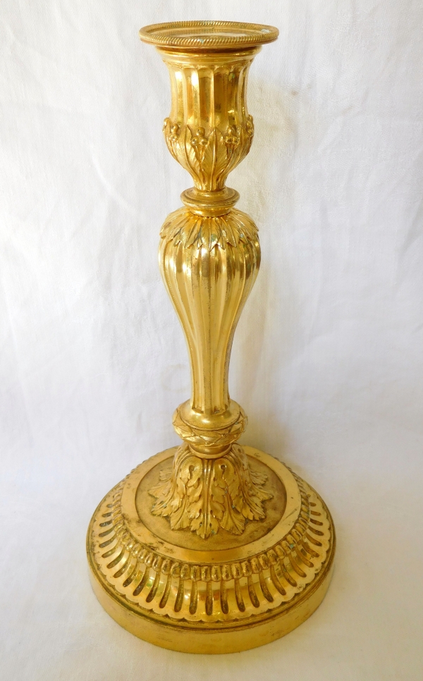 Paire de flambeaux / bougeoirs en bronze ciselé et doré au mercure, début de l'époque Louis XVI