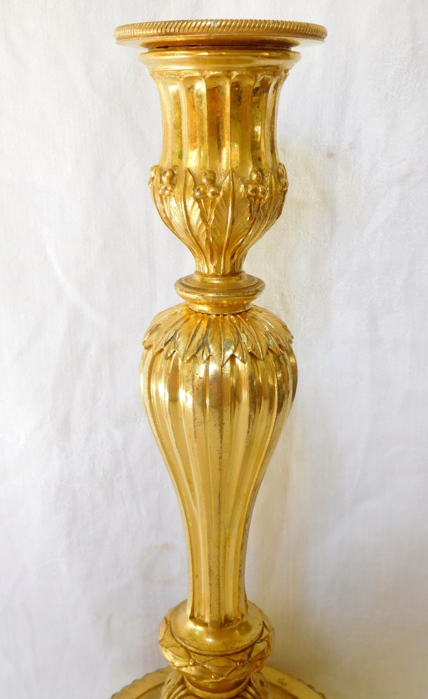 Paire de flambeaux / bougeoirs en bronze ciselé et doré au mercure, début de l'époque Louis XVI