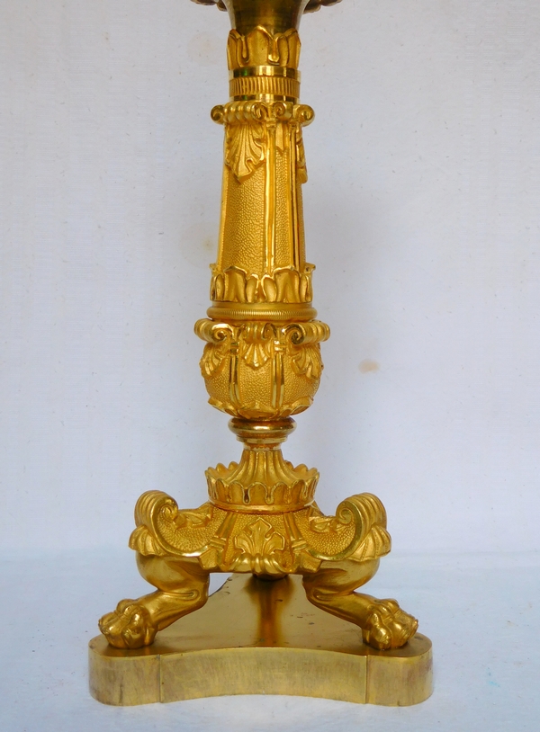 Paire de bougeoirs flambeaux tripodes en bronze doré au mercure, époque Restauration vers 1830