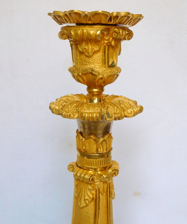 Paire de bougeoirs flambeaux tripodes en bronze doré au mercure, époque Restauration vers 1830