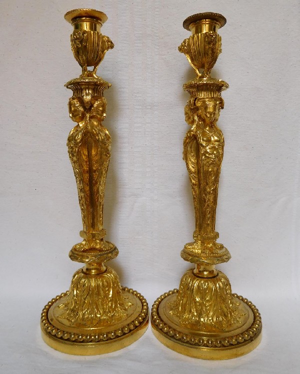 Paire de bougeoirs / flambeaux en bronze doré de style Louis XVI, d'après Jean-Démosthène Dugourc