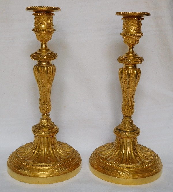 Paire de bougeoirs / flambeaux de style Louis XVI richement ciselés, bronze doré
