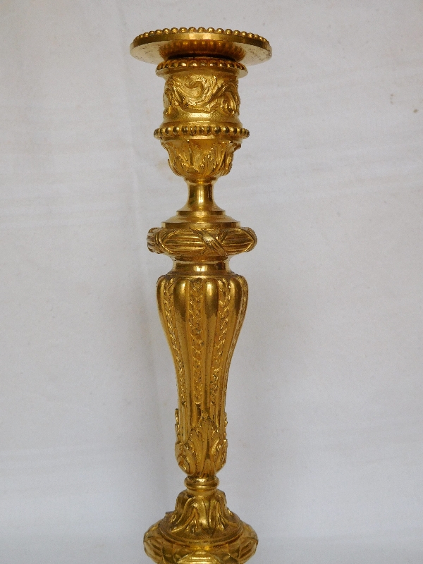 Paire de bougeoirs / flambeaux de style Louis XVI richement ciselés, bronze doré
