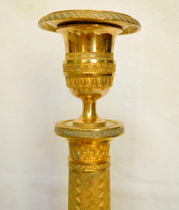 Paire de bougeoirs / flambeaux en bronze doré au mercure d'époque Empire - Restauration - 26,5cm