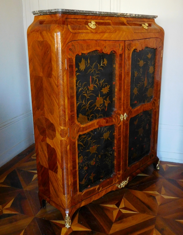 Macret : armoire d'époque Louis XV en bois de rose et laque - estampille et étiquette