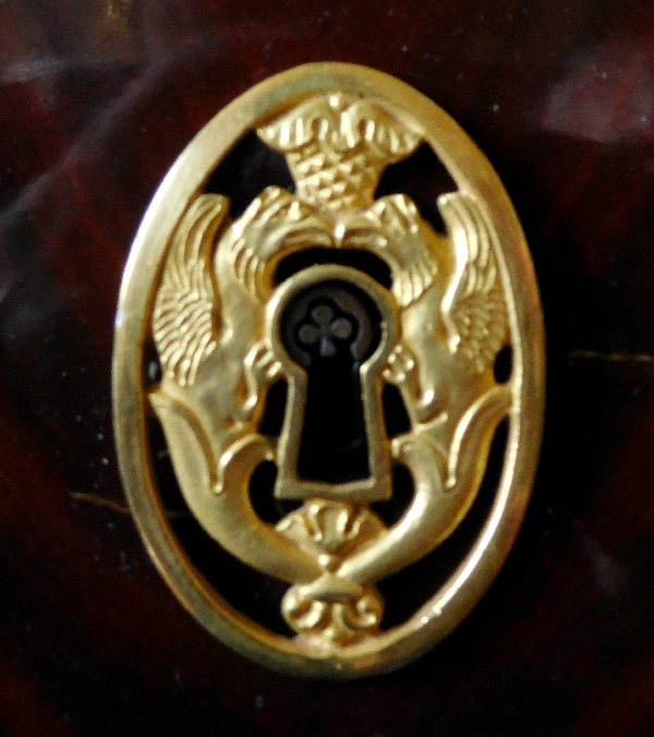 Commode d'époque Consulat en acajou flammé, attribuée à Molitor - bronzes dorés au mercure