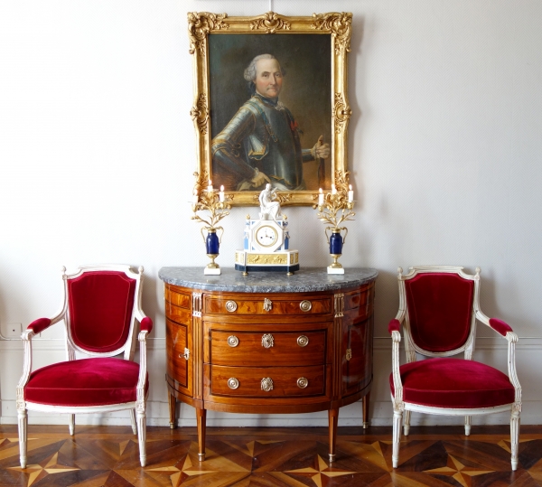 Fidelys Schey : commode demi-lune d'époque Louis XVI en marqueterie